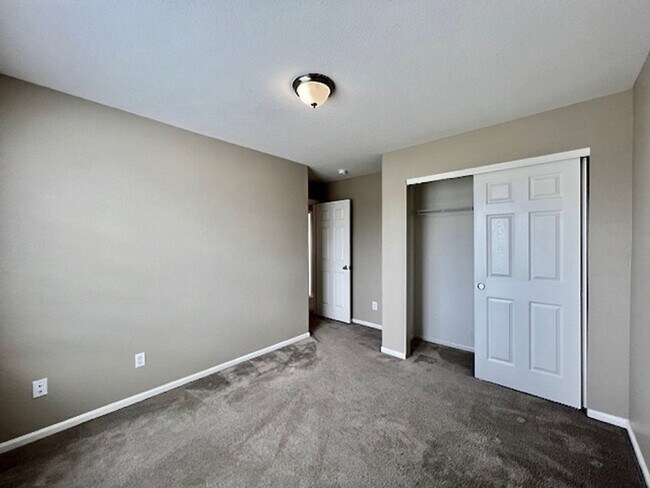Building Photo - FABULOUS 4 BEDROOM HOME IN EASTVIEW ESTATES!!
