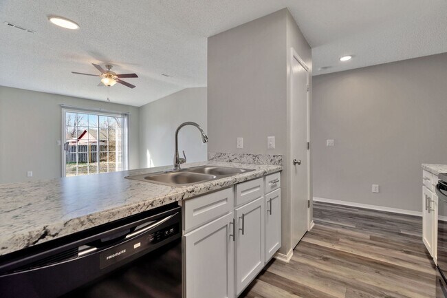 Building Photo - Newly remodeled 3 Bed 2 Bath Duplex!! Fenced yard!