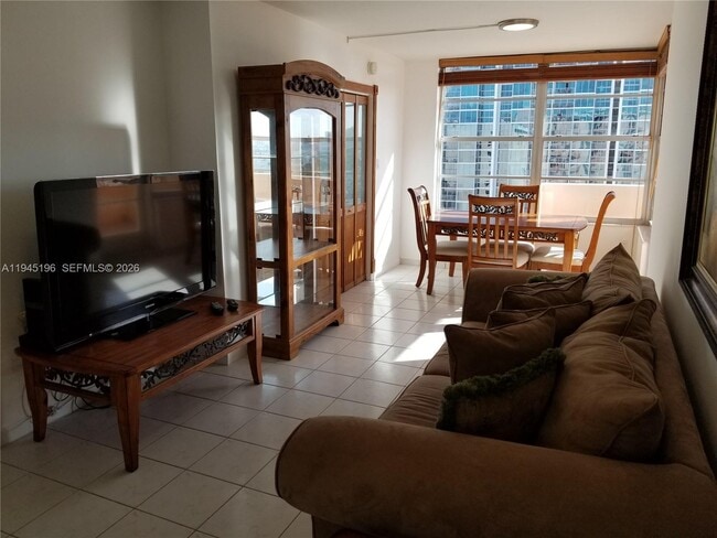 Building Photo - 2899 Collins Ave