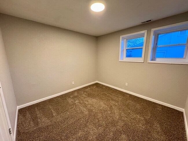 Building Photo - 228 SE 121st Rd