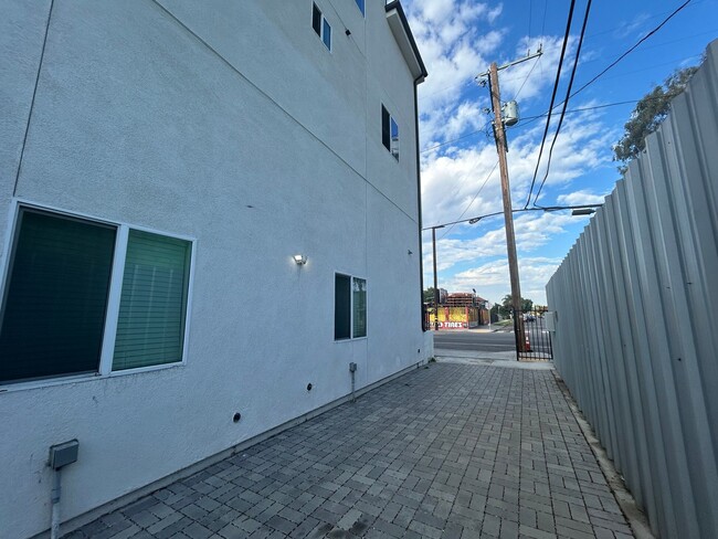 Building Photo - NewB La T 8418