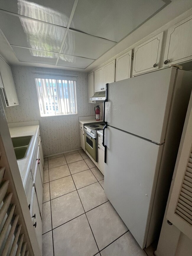 Building Photo - Cute Condo in Greenbriar