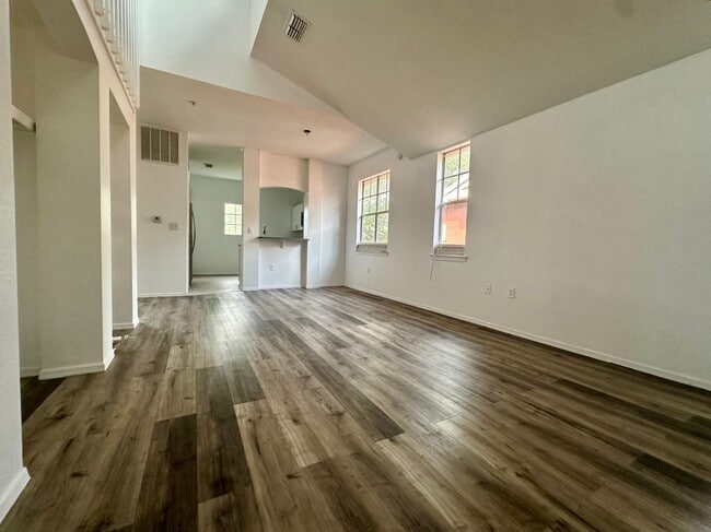 Building Photo - 132 Vista Verdi Cir
