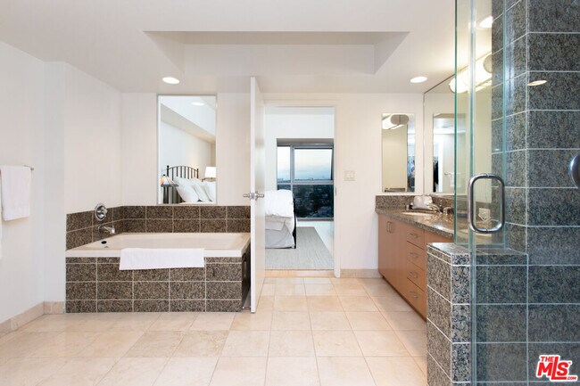Building Photo - 13700 Marina Pointe Dr