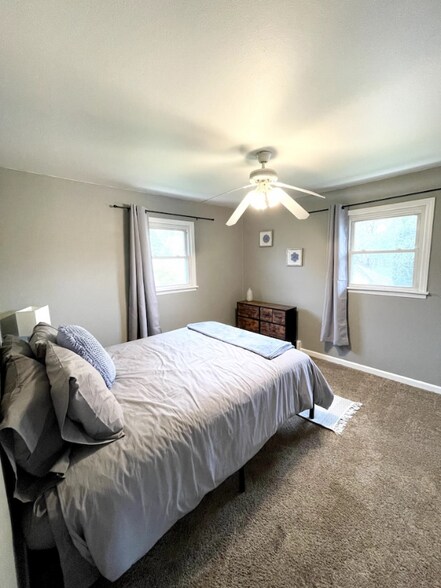 Building Photo - 2328 S Syene Rd