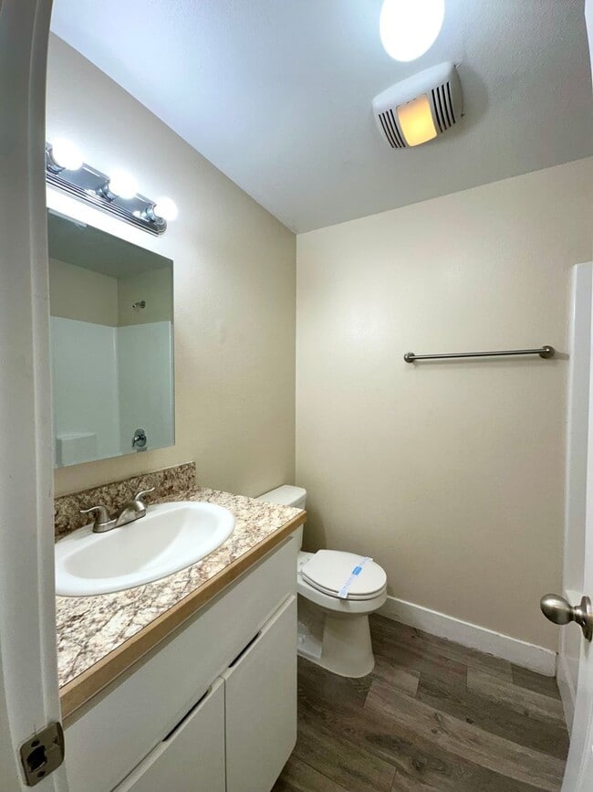 Building Photo - E919