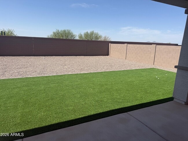 Building Photo - 745 W Sparrow Dr