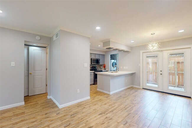 Building Photo - 10615 Briar Forest Dr