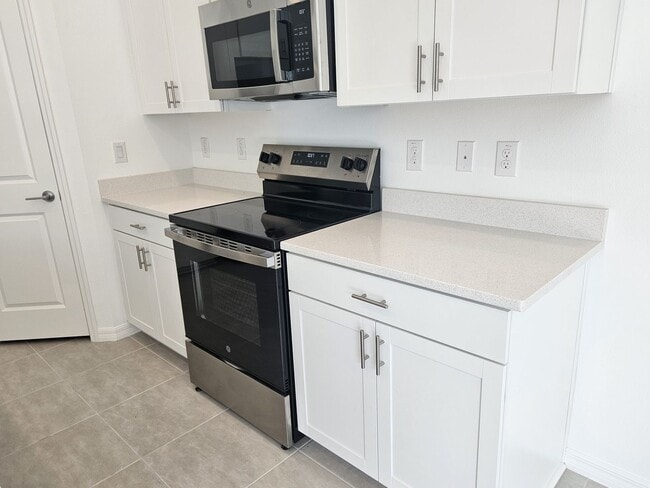 Building Photo - Townhome in The Townhomes of River Landing