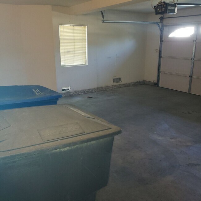 Building Photo - CANYON CREST - 2 Bedroom 2.5 Bath Townhouse