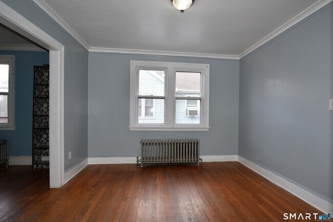Building Photo - 214 N Quaker Ln