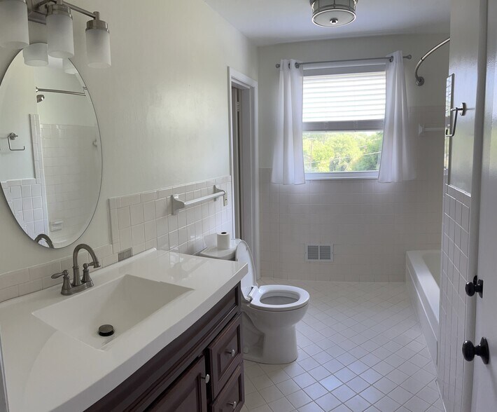 Building Photo - 232 Shawn Dr