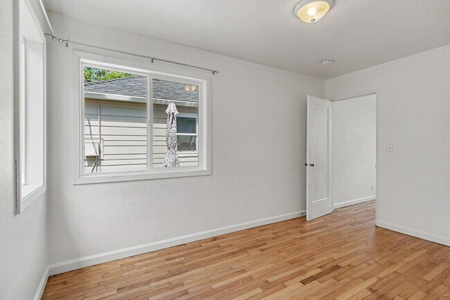 Building Photo - 19th 4-Plex - 000004