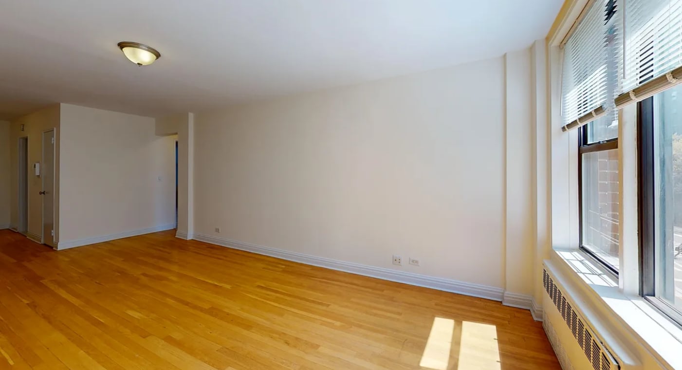 Building Photo - 325 W 13th St