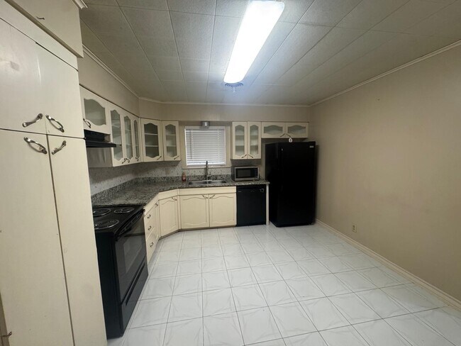 Building Photo - 302 Huisache Dr