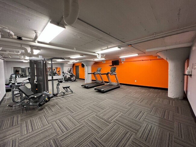 Building Photo - 733 Broadway