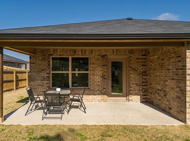 Building Photo - Must See!!! Stunning 4 Bed/2.5 Bath Home -...