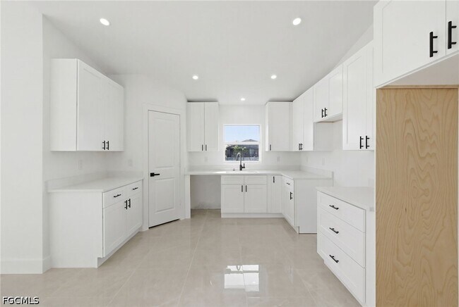 Building Photo - 2105 NE 1st Ave