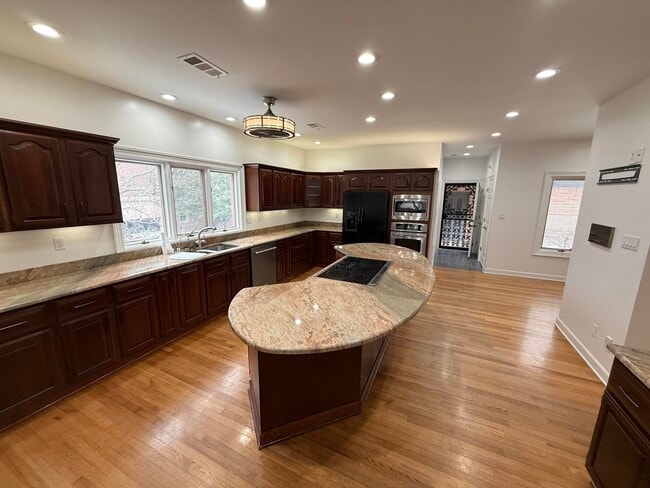 Building Photo - 765 Sweetbrier Rd