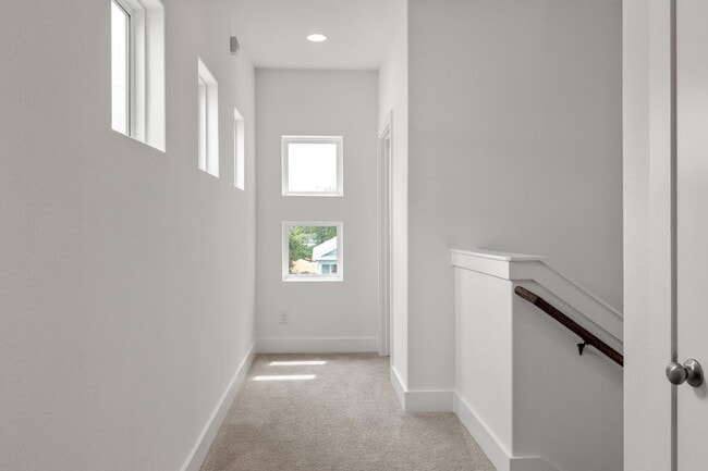 Building Photo - Spacious and Modern Townhome!