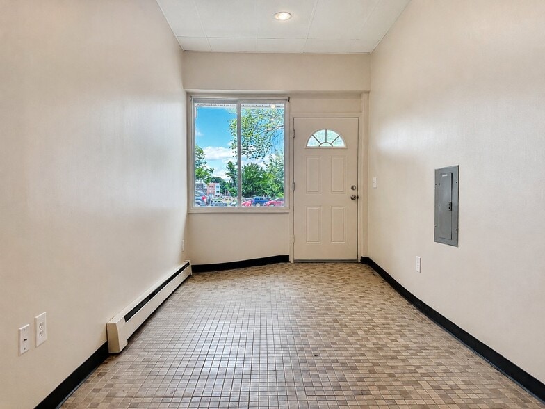 Building Photo - 71 Catlin St