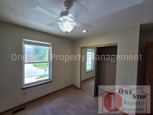 Building Photo - Spacious 3 bedroom, 2 bathroom duplex in Kansas City North!