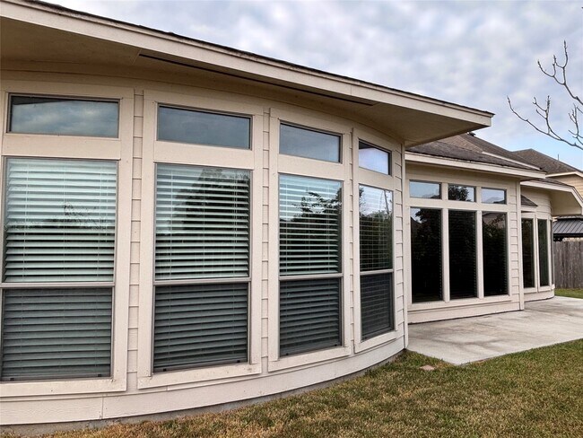 Building Photo - 10902 Brighton Gardens Dr