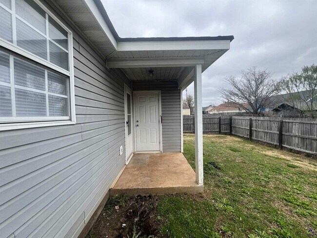 Building Photo - 215 Haverhill Cir