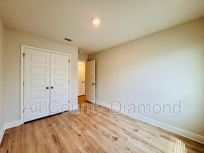 Building Photo - 10 Renea Cv