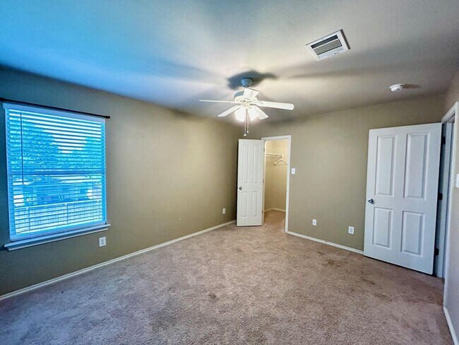 Building Photo - BEAUTIFUL 4 BR/2BTH HOUSE LOCATED IN CIBOL...