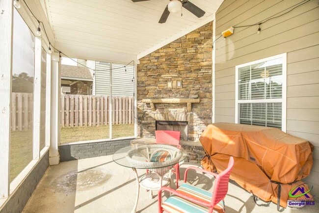 Building Photo - 421 Newport Ave