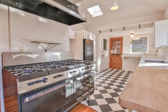 Building Photo - Gorgeous Vintage Home in Downtown Langley with Detached Guest Studio!!