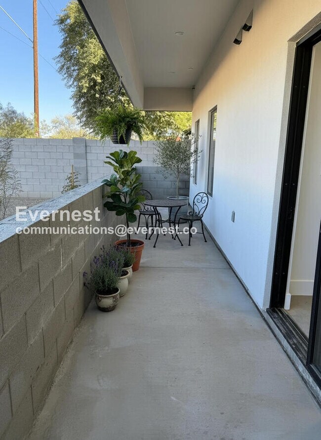 Building Photo - 1117 W Roosevelt St