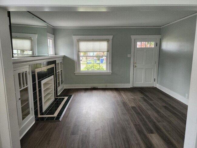 Building Photo - 609 5th Ave NW