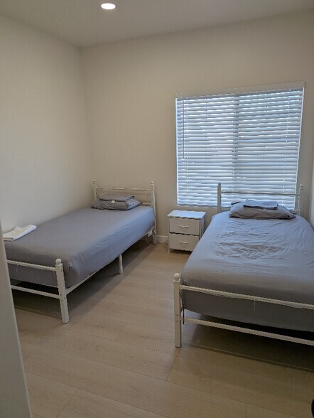 Building Photo - 11035 Moorpark St