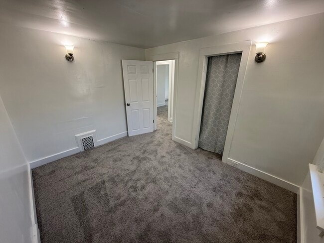 Building Photo - 5BR 1BA Home w/ Covered Patio • New Kitchen • Off-Street Parking in Akron