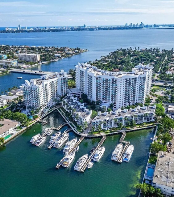 Building Photo - 7910 Harbor Island Dr