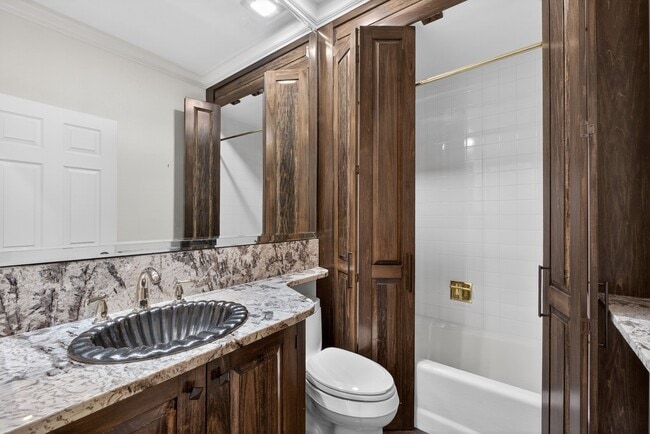 Building Photo - 155 N Hanley Rd