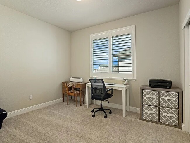 Building Photo - 2742 Carnation Way