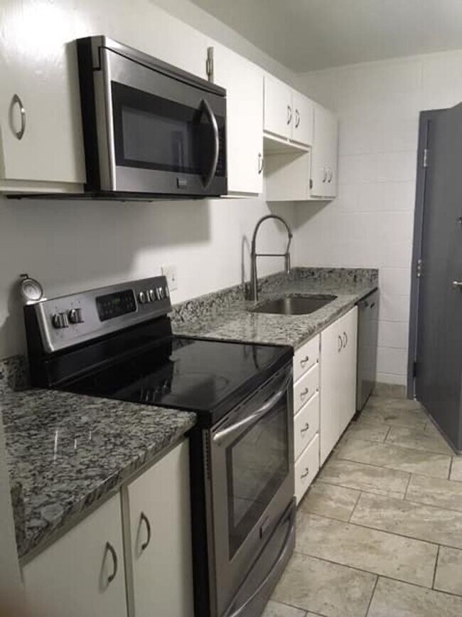 Building Photo - Studio Apartment - Available August 18th