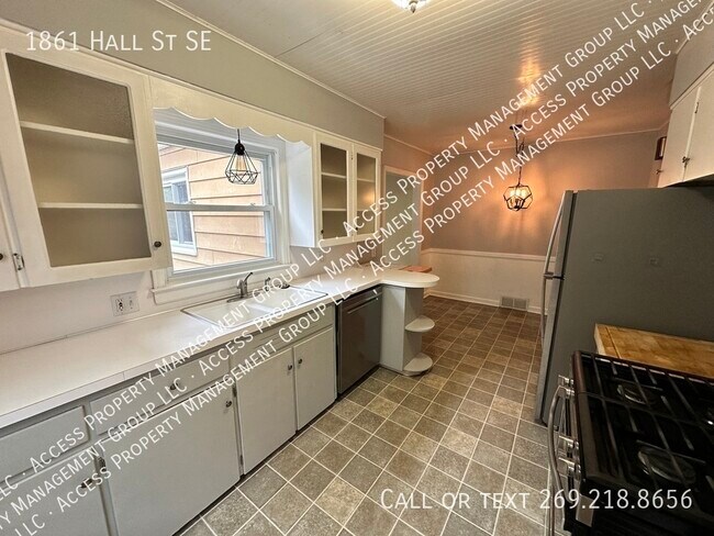 Building Photo - SE Side 3 Bedroom Home by East GR