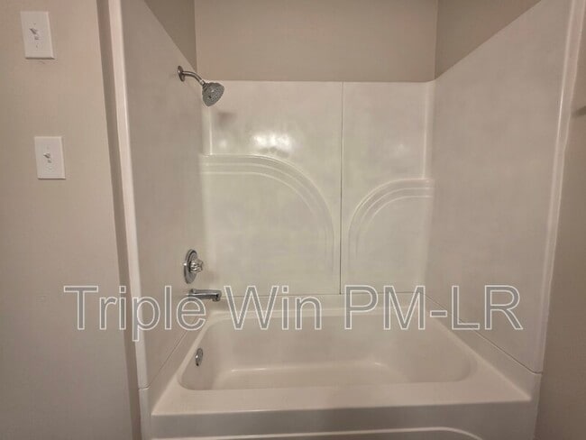 Building Photo - 5425 Chauvin Dr