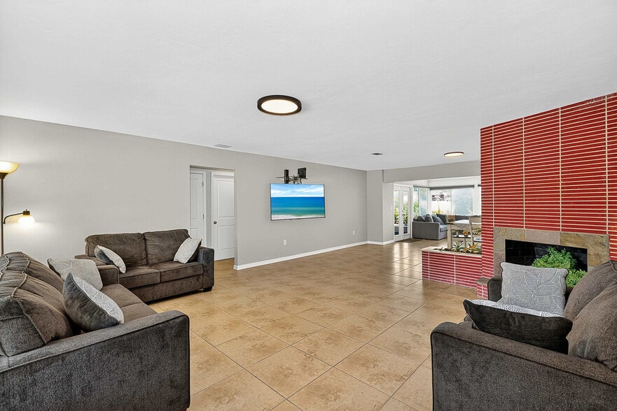 Building Photo - 324 Avenida Madera