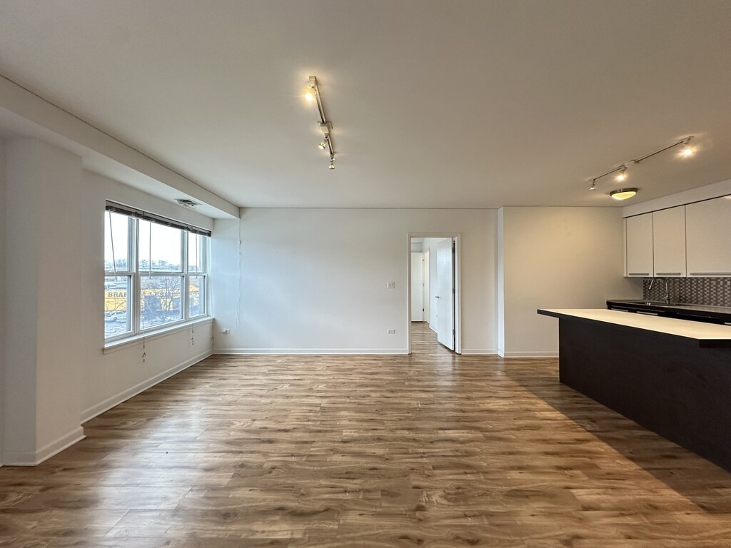 Building Photo - 1544 W Glenlake Ave