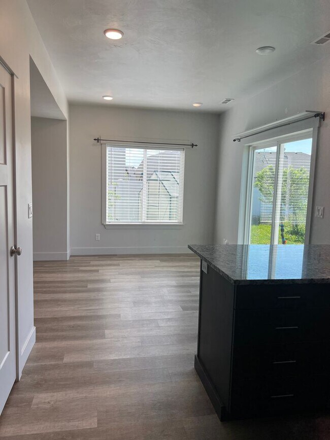 Building Photo - Beautiful 4 bed 2.5 bath home in the desirable Summerfield Subdivision
