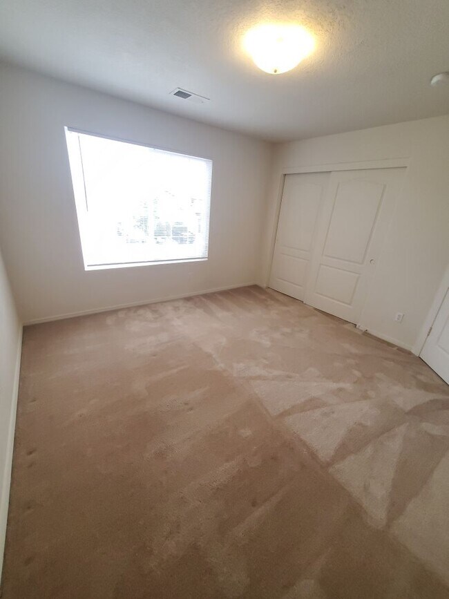 Building Photo - Stunning 2 story 2575 sq ft home- New Carpet