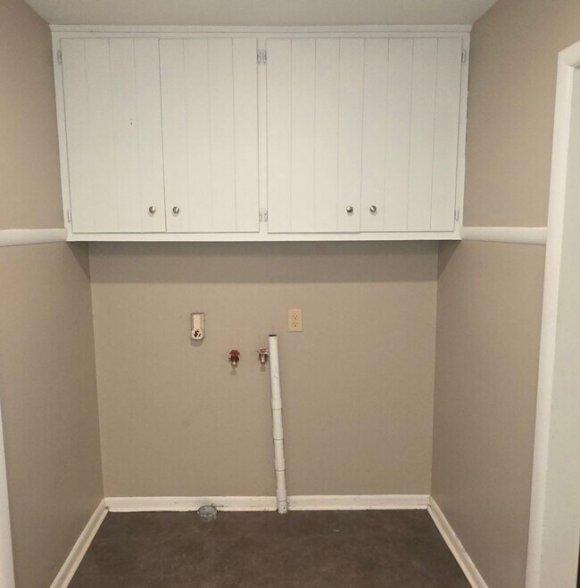 Building Photo - Nice brick 3 bedroom home! $1250! Large fenced yard!