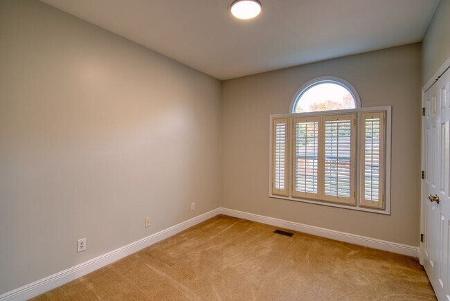 Building Photo - 1000 Eagle Pass Way