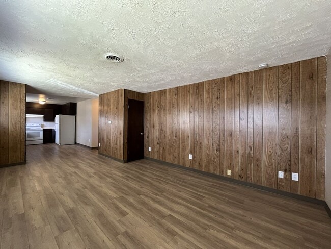 Building Photo - LOM2437