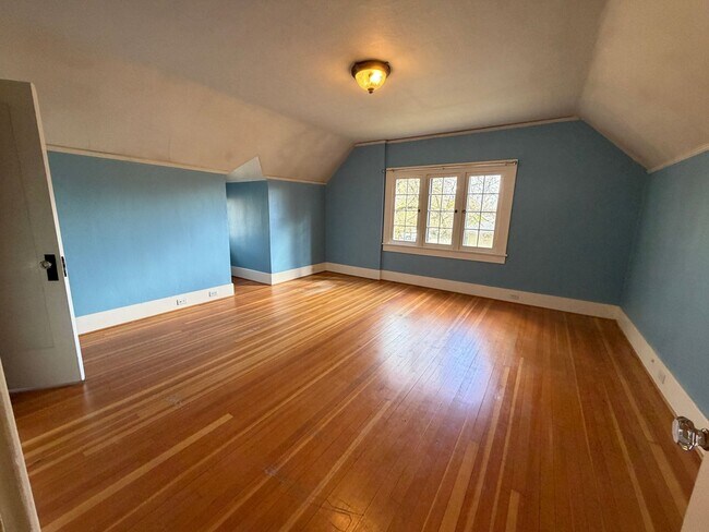 Building Photo - 4 bedroom, 2.5 bath house in the heart of Corvallis